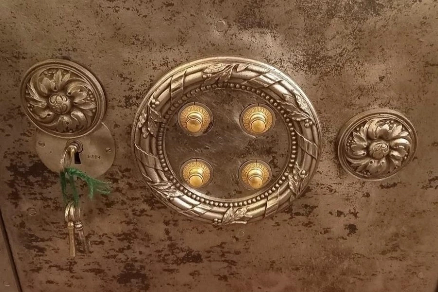 Ancien coffre-fort Petitjean avec une serrure 4 compteurs et une serrure à clé
